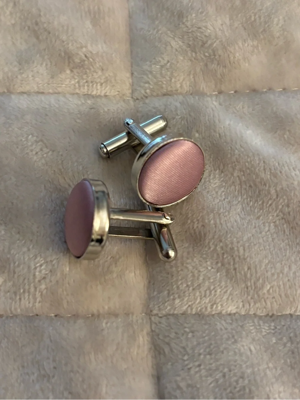 Silver Tie Bar and Pink Round Cufflinks Set Men’s